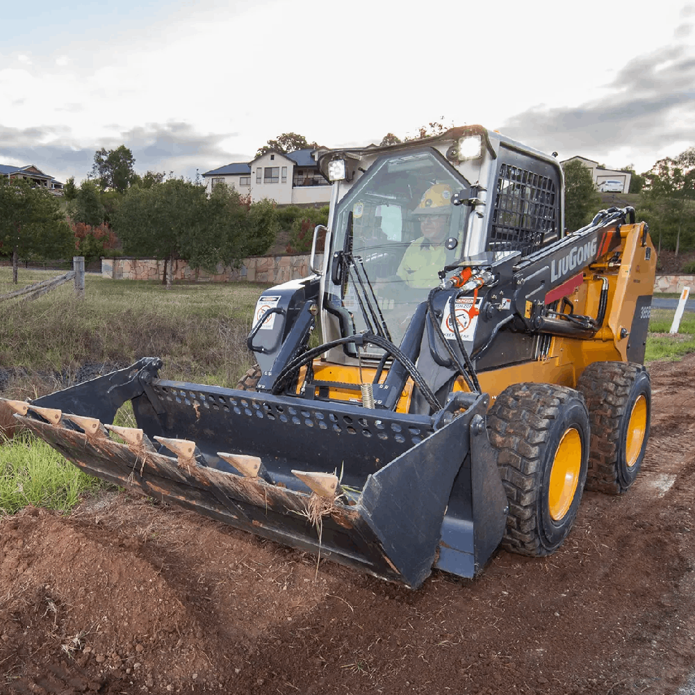 01-liugong-385b-skid-steer-loader-græs-arbjde