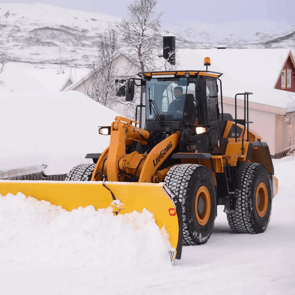 LiuGong 856H under snefjerning med en stor gul plov